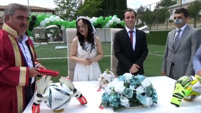 futbol sahasi - Kaleci antrenörünün nikahı böyle olur  Videosu