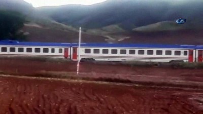 makinist -  300 yolcuyu taşıyan tren yoluna devam etti Videosu