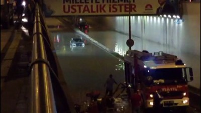 saganak yagmur -  Başkent’te sağanak yağış nedeniyle yol çöktü  Videosu