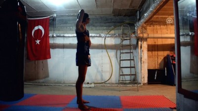 milli sporcular - Evinin bodrumunda şampiyonluk için çalışıyor - İZMİR  Videosu