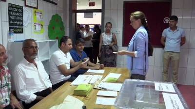 kullar - Antalya'da yerleşik Ruslar oy kullanıyor  Videosu