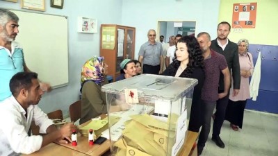secilme hakki - En genç milletvekili adayı Elif Nur Bayram oyunu kullandı - KOCAELİ  Videosu