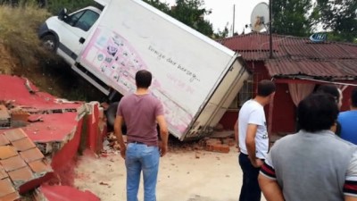 kalaba -  Freni boşalan park halindeki kamyonet eve çarptı  Videosu
