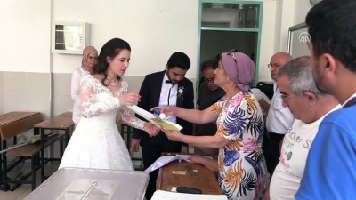 vatandaslik - Gelin ve damat 'Aşk İttifakı' yazan araçla oy kullanmaya geldi - ANTALYA Videosu
