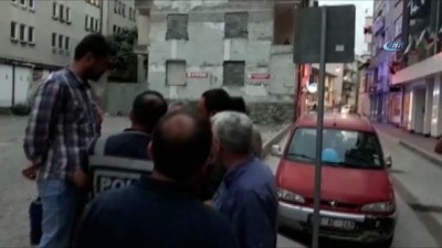diyalog -   Gözaltına alınmamak için polislere “Avukatımla görüşüyorum” diyerek direndi Videosu