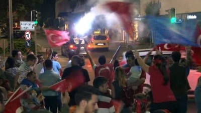 balkon konusmasi -  İzmir’de seçim zaferiyle AK Parti’ye akın ettiler Videosu