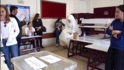 vatandaslik - Nikahtan sonra oy kullandılar - İSTANBUL Videosu