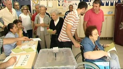 oy kullanimi -  - Tekerlekli sandalyelerle oy kullanmaya geldiler  Videosu