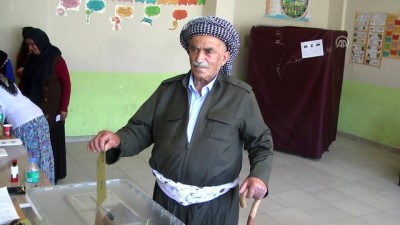 yoresel kiyafet - Türkiye sandık başında - Yöresel kıyafetleri ile oy kullanmaya gelen vatandaşlar - HAKKARİ  Videosu