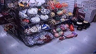 davetsiz misafir -  Alışveriş merkezine dalan sansar güvenlik kamerasında  Videosu