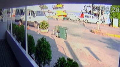 hayvan sevgisi -  Minibüs sürücüsü köpeğin üzerine aracını böyle sürdü Videosu