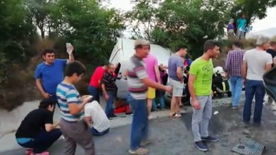 emniyet seridi -  Ters yönde seyreden ticari araç otomobille çarpıştı: 2’si ağır 5 yaralı  Videosu