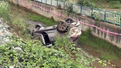 direksiyon - Trabzon'da cip dereye düştü: 1 yaralı  Videosu