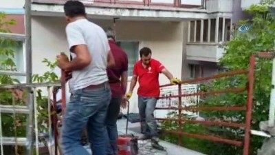 sili -  Evine rahat girebilmesi için yoldan balkonuna köprü yaptılar  Videosu