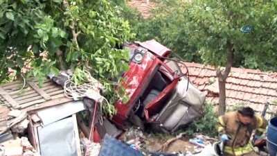 cenaze -  Eyüpsultan'da freni patlayan kamyonet evin çatısına uçtu: 1 ölü  Videosu