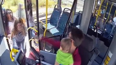 yarali kadin -  Kaza sonrası bebeğiyle yol ortasında çaresizce yardım bekledi... Kahraman halk otobüsü şoförü kadın ve bebeğini hastaneye böyle yetiştirdi  Videosu