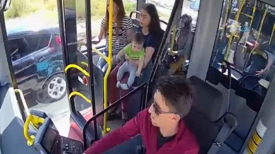 yarali kadin -  Kaza sonrası bebeğiyle yol ortasında çaresizce yardım bekledi... Kahraman halk otobüsü yaşananları anlattı  Videosu