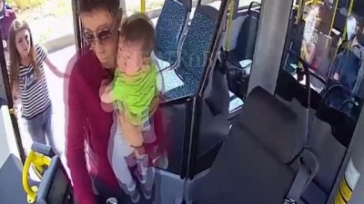 arac ici kamera - Kaza yapan anne ve bebeğini halk otobüsüyle hastaneye götürdü - SİVAS Videosu