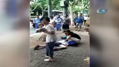 cin - Çin'de okul önünde bıçaklı saldırı  Videosu