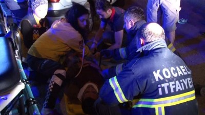 elektrik diregi -  Direksiyon hakimiyetini kaybeden sürücü, otomobilini elektrik direğine çarptı: 2 yaralı  Videosu