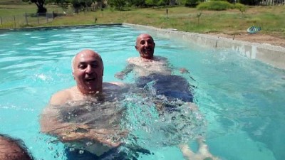 yuzme havuzu -  Güzel havayı fırsat bilen vatandaşlar sulama havuzlarında serinliyorlar  Videosu