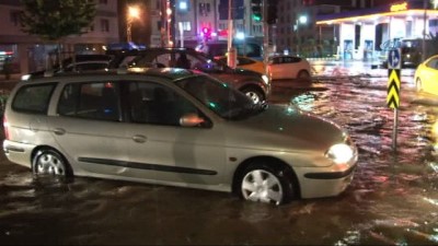 dolar -  Maltepe’de yağmurun ardından çok sayıda araç sular içerisinde kaldı  Videosu