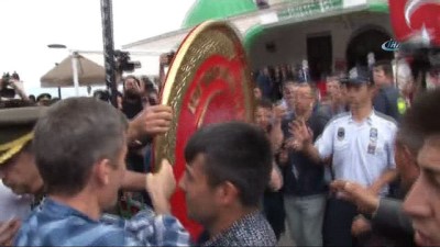 sehit asker -  Şehit cenazesinde CHP çelengini parçaladılar  Videosu