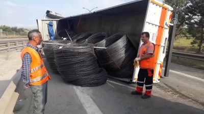 karayollari - Anadolu Otoyolu katılım yolunda demir yüklü kamyon devrildi - KOCAELİ  Videosu