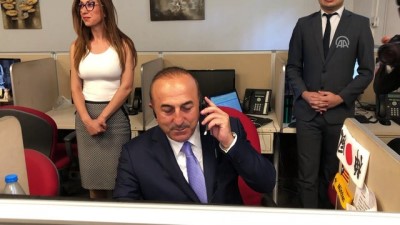 Bakan Çavuşoğlu, Konsolosluk Çağrı Merkezi'nde telefonları yanıtladı - ANKARA