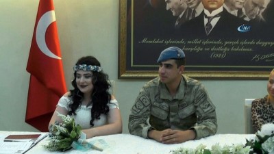  'En güzel damatlık' dedi, askeri üniformayla evlendi