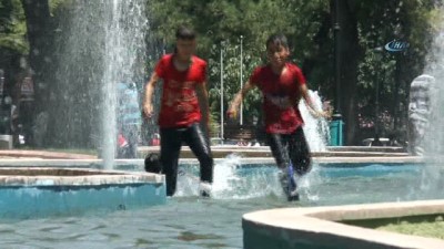 yuzme havuzu -  Hava sıcaklığından bunalan çocuklar süs havuzunda serinliyor  Videosu