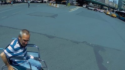 tekerlekli sandalye -  Trafikte mahsur kalan engelliye böyle siper oldu  Videosu