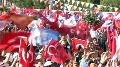 miting alani - Cumhurbaşkanı Erdoğan: 'Terör örgütüyle, hendeklerle aramıza girmeye çalıştılar' - DİYARBAKIR Videosu