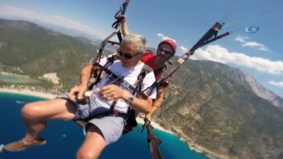 gokyuzu -  Eşinin küllerini yamaç paraşütüyle denize savruldu Videosu
