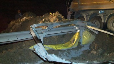 hafriyat kamyonu -   Şile Otoyolunda hafriyat kamyonu bariyerlere çarpıp yan yattı Videosu