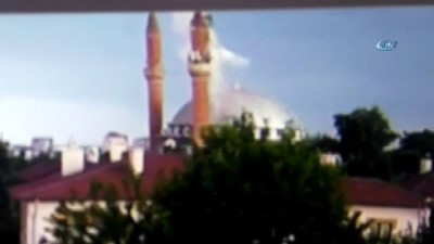yildirim dusmesi -  Minareye yıldırımın düşme anı kamerada Videosu