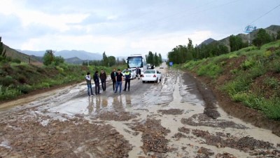  Oltu - Narman yolu sel nedeniyle 1,5 saat trafiğe kapandı 