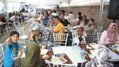 iftar cadiri -  Türk Musevi Cemaati’nden Selimiye’nin gölgesinde bin kişilik iftar Videosu