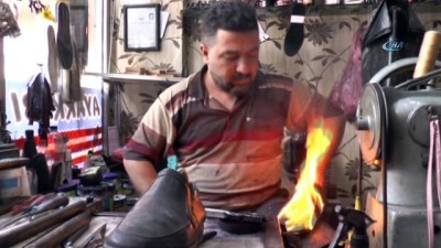 ayakkabi tamircisi -  Ayakkabıları yakarak boyuyor  Videosu