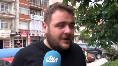 bulduk -  Eriyen asfalta yapışan yılanı vatandaş kurtardı  Videosu