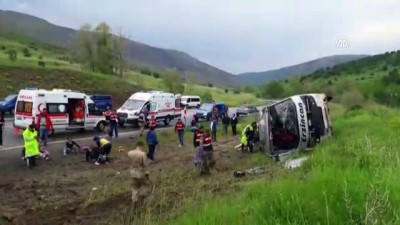 yolcu tasimaciligi - Erzincan'da midibüs devrildi: 1 ölü, 13 yaralı (1) Videosu