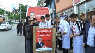 ramazan pidesi -  MHP Milletvekili Adayı Yurdigül, 3 hilalli ramazan pidesi yapıp vatandaşlara dağıttı  Videosu