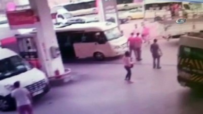 yolcu minibus -  Minibüs şoförü polise kemerle saldırdı, polis silahını ateşledi... O anlar kamerada Videosu