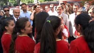 ogrencilik -  Bakan Sarıeroğlu, mezun olduğu okulda karne dağıttı  Videosu