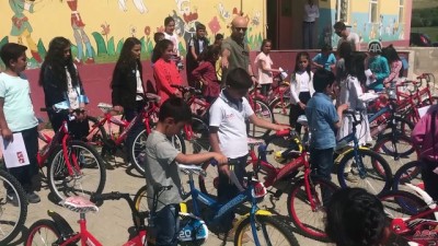 sinif ogretmeni - Öğretmenden öğrencilerine bisiklet sürprizi - VAN  Videosu