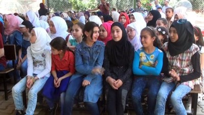  Suriyeli öğrencilerin karne heyecanı 