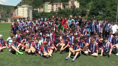 minik futbolcu - Fenerbahçeli Futbolcu Özbayraklı, Trabzonspor Borçka Futbol Okulu'nu ziyaret etti - ARTVİN Videosu