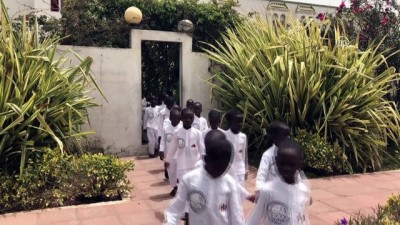 yetim cocuklar - Şefkat Yolu Derneğinden Senegalli yetimlere giysi yardımı - DAKAR  Videosu
