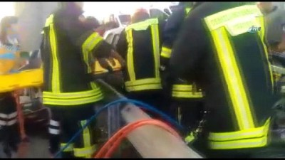  Acılar içerisinde yardım bekleyen sürücüyü itfaiye ekipleri kurtardı... Denizli’de 2 otomobil çarpıştı: 6 yaralı