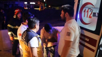 yol calismasi -  Kontrolden çıkan otomobil, yol çalışma alanında bulunan toprak yığınına saplandı: 2 yaralı  Videosu